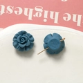 Détail macro de rose en résine bleu mat avec épingle métallique pour projets bijoux DIY - Bleu Brume