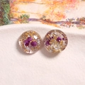 Handgefertigte Harz-Ohrstecker mit lila Trockenblumen und Goldfolie in runder Form - Violetter Halbrunder Stil