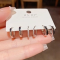 Set van drie paar zilveren oorringen met zirkonia en zwart email op een witte kaart - Zilveren Metalen Zirconia Stijl (19)