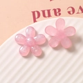 Vista macro di fiori a cinque petali in resina rosa con glitter e dettagli traslucidi - Clip a stella rosa cartoon (My Melody)