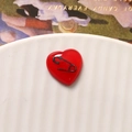 Accessorio in resina a cuore rosso con motivo a graffetta su piatto di ceramica - Stile Cuore Rosso Con Graffetta