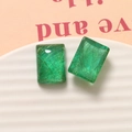 Macro detail van groene rechthoekige hars bedeltjes met gouden naalden voor DIY sieraden - 1 stuk (20x15mm) / Groen