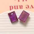 Macro-opname van rechthoekige paarse hars cabochons met gouden zijden textuur op houder - 1 stuk (20x15mm) / Paars