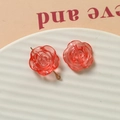Détail d'une breloque rose en résine rouge translucide avec anneau en métal doré pour DIY - 1 Pièce / Rouge