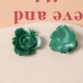 Vue détaillée de roses en résine tie-dye vert et blanc pour accessoires de bijoux DIY - Vert Foncé