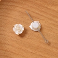 Vue détaillée de perles roses blanches aux bords dorés avec trous de filetage pré-percés - Petit Style Fleur à Trois Pétales