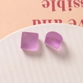 Détail de carrés en résine dépolie violette 15mm et breloques en D pour bijoux DIY - Violet