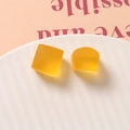 Vue macro de pièces en résine géométriques jaune mat translucide carrées et en arche - Jaune Une Pièce
