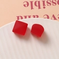 Detalle macro de piezas artesanales de resina roja geométrica en plato de cerámica - Rojo Una Pieza