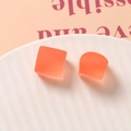 Vista macro de dijes cuadrados de resina esmerilada naranja para joyas y accesorios DIY - Naranja Una Pieza