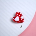 Detailansicht der roten Herz-Glasperle mit weißen Punkten und Herzmustern für DIY-Schmuck - Weißes Herz Punktmuster Stil (8#)