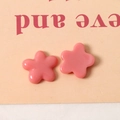 Nahaufnahme von rosa Harzblumenanhängern für DIY-Schmuck und Haar-Accessoires - Rot