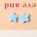 Makroaufnahme von hellblauen Harzblumen für Bastelarbeiten und Haarschmuck - Blau