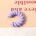 Vista dettagliata di un accessorio per orecchini in resina a spirale viola lavanda - Viola