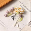 Dettaglio fermaglio per capelli a orchidea con perle bianche, petali e nappe dorate eleganti - Stile Nappa Orchidea Mughetto