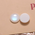 Makro-Detail runder 16mm weißer schillernder Katzenaugen-Opal-Cabochons für DIY-Schmuck - Blau