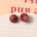 Détail de perles demi-rondes en résine rouge foncé 12mm avec surface lisse et trou - Rouge Foncé (3)
