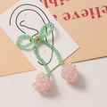Detailansicht handgefertigter Kirsch-Ohrringe mit rosa Kristall und grüner Perlen-Schleife - Kirsche Stil