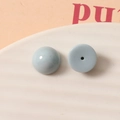 Vue macro de cabochon en résine gris-bleu 12mm avec surface lisse et base à un seul trou - Bleu Gris (7)