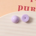Détail macro de cabochons en résine violet clair 12mm avec surface lisse et trou de base - Violet Clair (8)