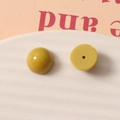 Détail d'un cabochon en résine vert olive de 12mm avec surface lisse et trou pour le bricolage - Vert Olive (10)