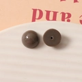 Vue macro de perles demi-rondes en résine marron 12 mm avec finition brillante et trou central - Café (11)