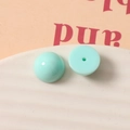 Vue macro de demi-perles en résine vert menthe 12mm avec base plate et détails du trou - Vert Menthe (13)