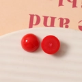 Vue macro de perles demi-rondes en résine rouge 12mm avec dos plat et trou central - Rouge (16)