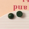 Vue macro de perles demi-rondes en résine vert foncé de 12 mm avec surface lisse polie - Vert Profond (18)