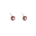 Élégantes boucles d'oreilles perles mauves avec tiges dorées sur fond blanc neutre - 1cm Grand / Violet