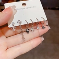 Nahaufnahme eines silbernen Ohrring-Sets mit Gothic-Kreuz-Designs und schwarzen Details - Kreuz Kombination Sechsteiliges Set (30#) / Silber
