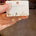 Detailansicht eines 6-teiligen Ohrring-Sets mit goldenen Schmetterlingen und Perlen - Schmetterling Herz Ohrbuckel Set (26#) / Gold