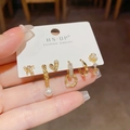 Sechsteiliges goldenes Ohrring-Set mit Perlen, Herzen und Zirkon auf einer weißen Displaykarte - Künstliche Perle Herz Ohrbuckel Kombination (24#) / Gold