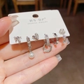 Nahaufnahme von minimalistischen Silberohrringen mit Perlen und Herzmotiven auf einer Karte - Künstliche Perle Herz Ohrbuckel Kombination (25#) / Silber