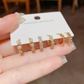 Drie paar gouden hart-zirconia oorringen op een displaykaart voor damesmode stijl - Hart Combinatieset (44) / Goud