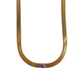 Detail der 18k vergoldeten Schlangenkette mit einem zentralen blauen Zirkonia-Stein - Dunkelblau
