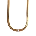 Detail einer 18k vergoldeten Schlangenkette mit einem funkelnden runden Zirkonia-Anhänger - Weiß