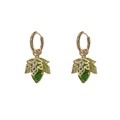 Elegantes pendientes de aro de hoja de arce dorada con esmalte verde, perlas y circón - 43# Pendientes de Clip de Hoja de Membrillo de Doble Capa Verde