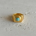 Makro-Detail des 18k vergoldeten Siegelrings mit einem quadratischen blauen Türkisstein - US 7 / Hellblauer Stein (Design 2)