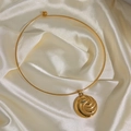 Goldenes Halsreif mit strukturiertem Spiralanhänger auf elegantem Satinhintergrund - Goldene Spiral-Halsreif / 44cm