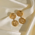 Detailansicht der 18k vergoldeten Edelstahl-Ohrringe mit Spiralmuster auf Seide - Goldene Kleine Knopfohrringe