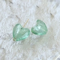 Vista macro di ciondoli a cuore in vetro verde chiaro con foglia d'argento e oro - 4# Verde Chiaro