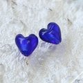 Vista macro di perle a cuore blu traslucido con perno dorato per la creazione di gioielli - 10# Blu Notte