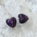 Dettaglio macro di perle in vetro a cuore viola con perni dorati per gioielli fai da te - 11# Viola Scuro