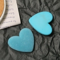 Nahaufnahme von herzförmigen DIY-Anhängern aus beflocktem und glattem blauem Harz - Blau
