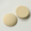 Vista macro di ciondoli a semicerchio crema opaco per gioielli fai-da-te e accessori capelli - Stile Semicerchio Bianco Sporco