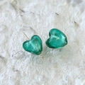 Nahaufnahme von lichtdurchlässigen grünen Herzperlen aus Glas für DIY-Schmuck - 8# Königsblau