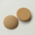 Dettaglio copricapezzoli rotondi in silicone color carne con bordi ultra sottili - Stile Semicerchio Cachi