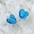 Macro di due perline a cuore blu con perno dorato per la creazione di gioielli fai-da-te - Blu