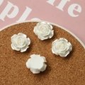 Dettaglio macro di rose bianche acriliche perlate per gioielli e accessori fai da te - Camelia Perlata